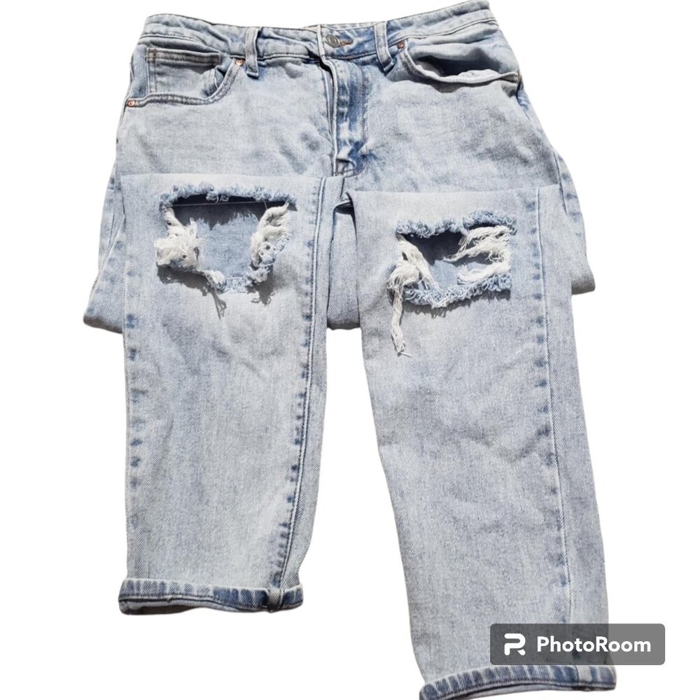 Woman's No boundaries Juniors Denim Distressed Mom Jeans Light Wash